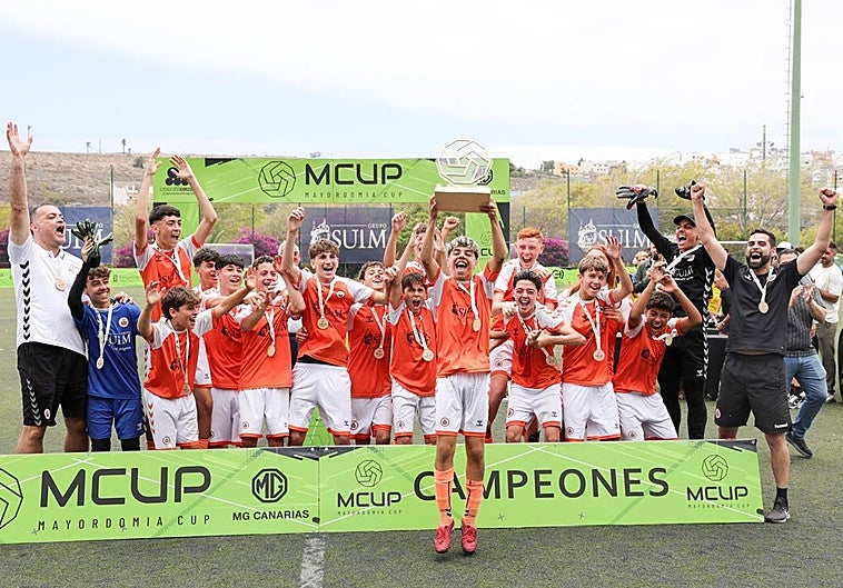 El Acodetti A, en el momento de recoger su trofeo de campeón.