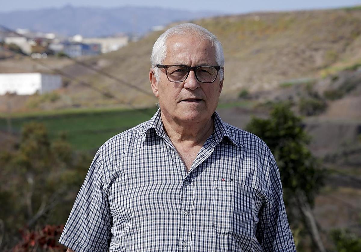 Juan Carlos Lorenzo posa en Cañada Lagarto, su lugar en el mundo al fondo del barranco en Cuevas Blancas.