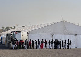 Un grupo de migrantes frente a las carpas temporales de Arrecife, Lanzarote.