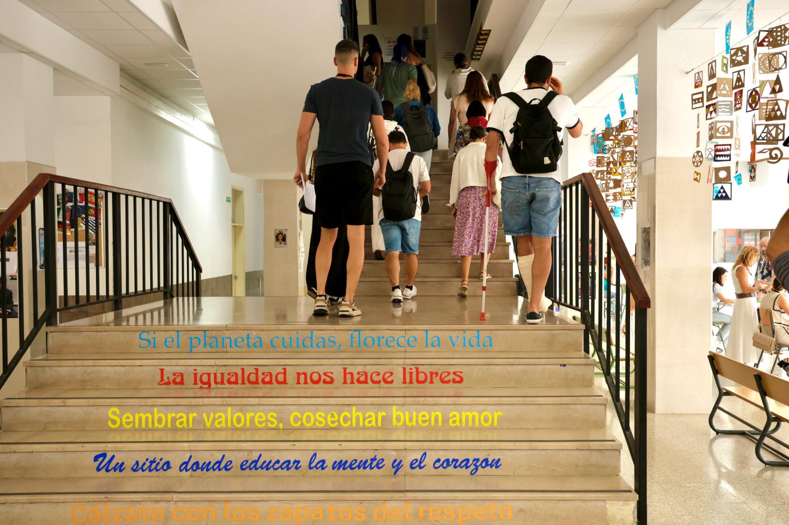 El arranque de las oposiciones de educación en el IES Pérez Galdós, en imágenes