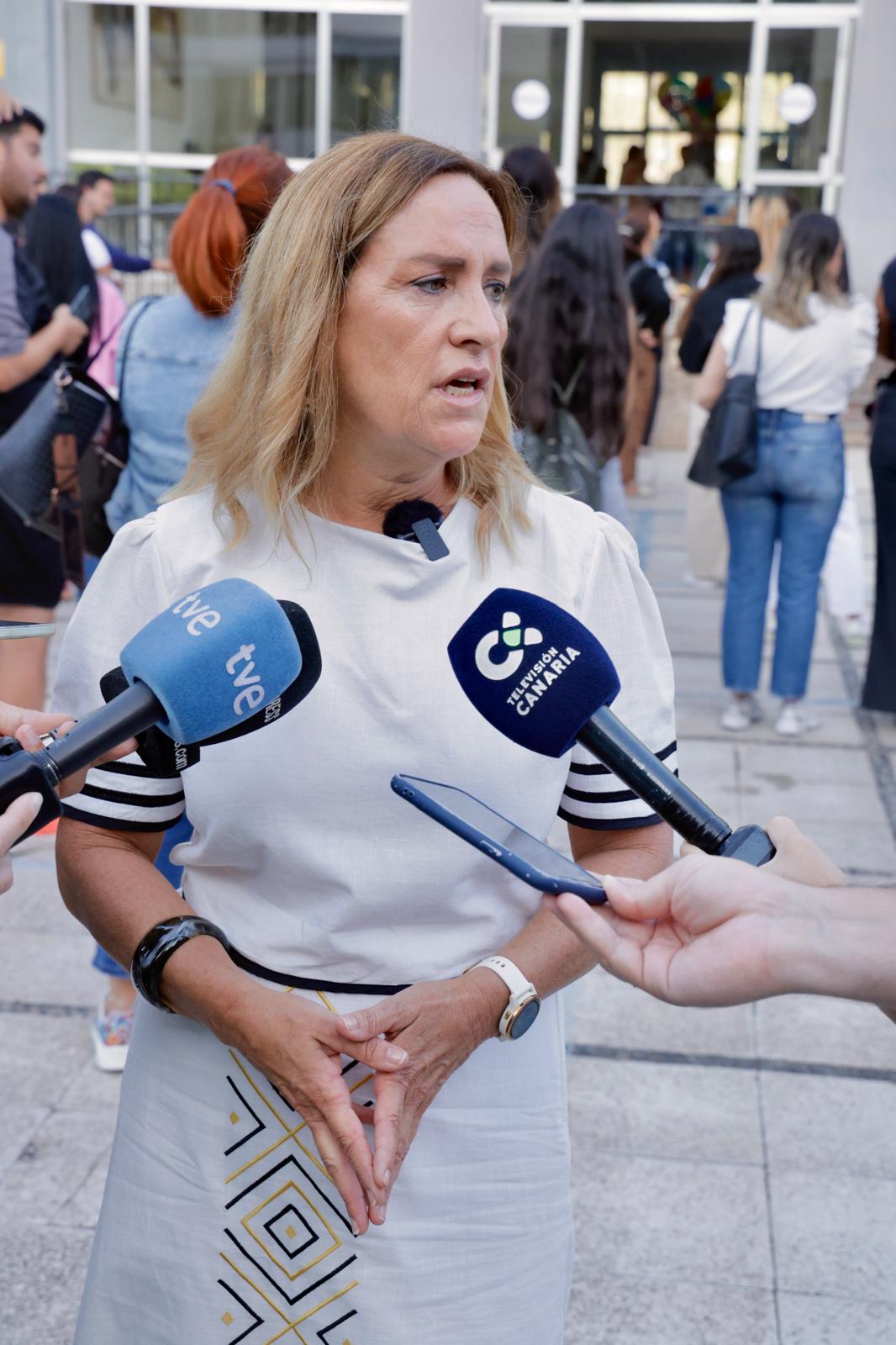 El arranque de las oposiciones de educación en el IES Pérez Galdós, en imágenes