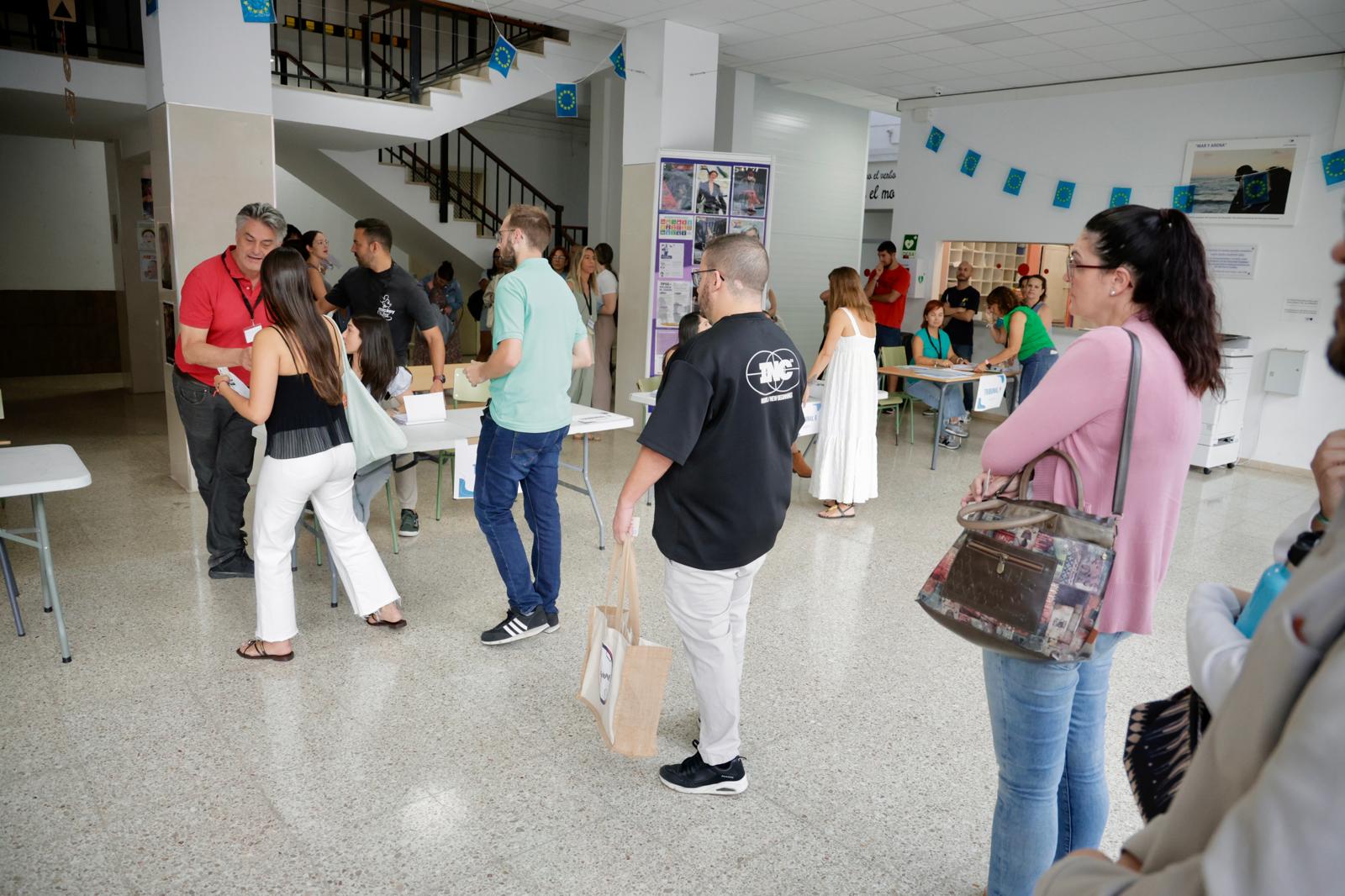 El arranque de las oposiciones de educación en el IES Pérez Galdós, en imágenes