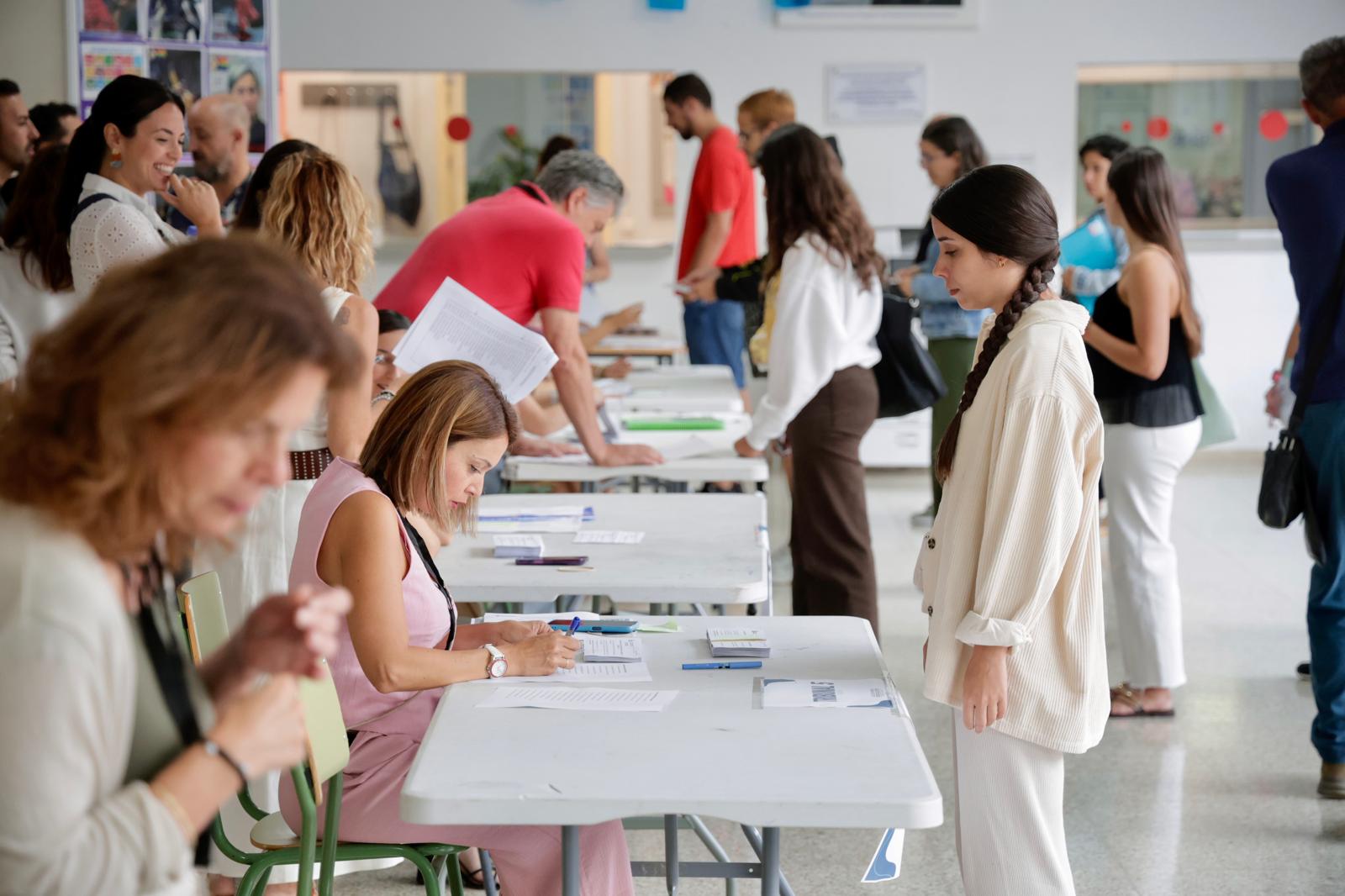 El arranque de las oposiciones de educación en el IES Pérez Galdós, en imágenes