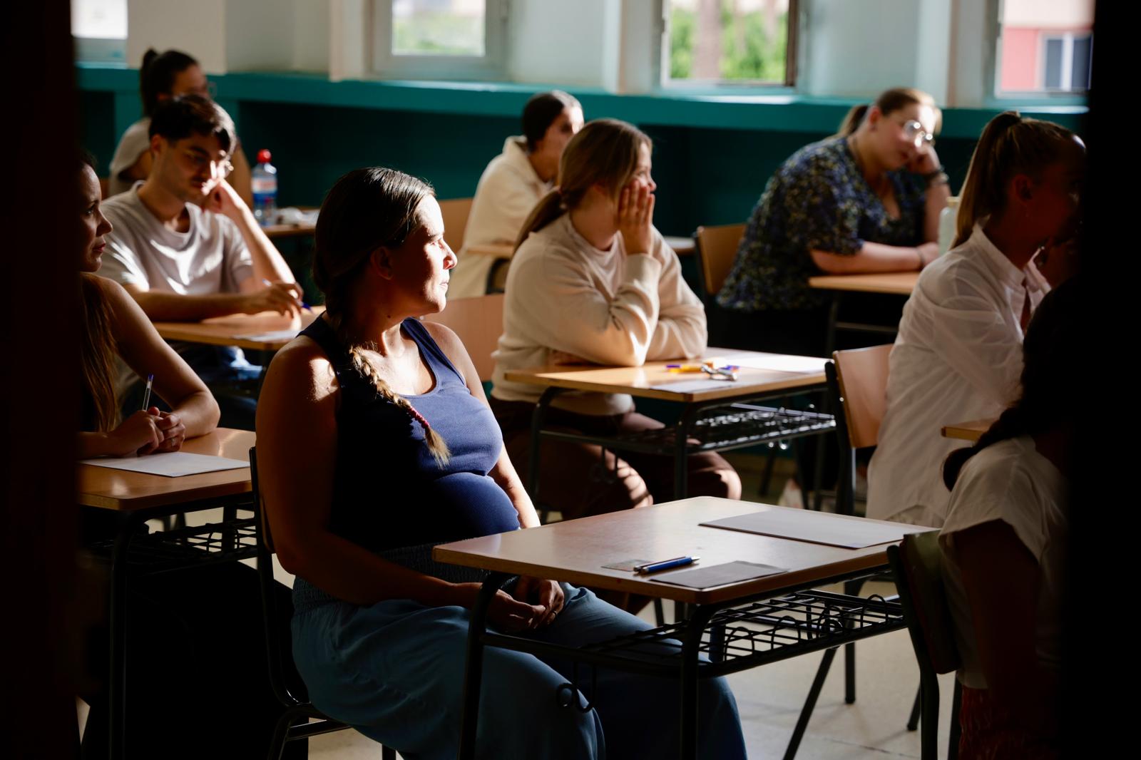 El arranque de las oposiciones de educación en el IES Pérez Galdós, en imágenes