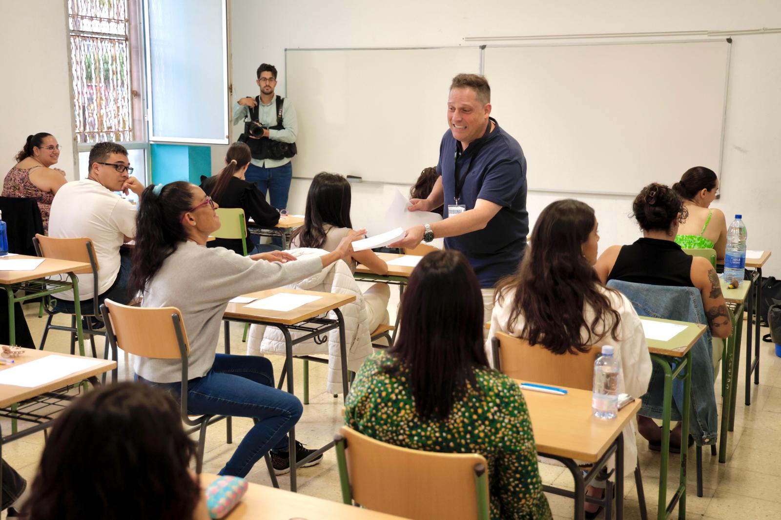 El arranque de las oposiciones de educación en el IES Pérez Galdós, en imágenes