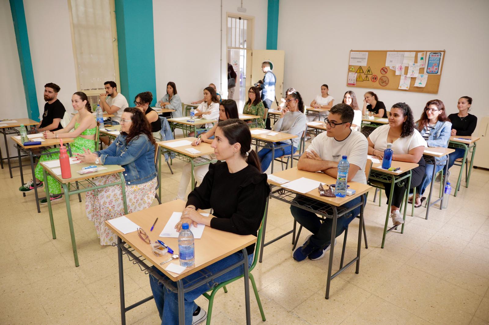 El arranque de las oposiciones de educación en el IES Pérez Galdós, en imágenes