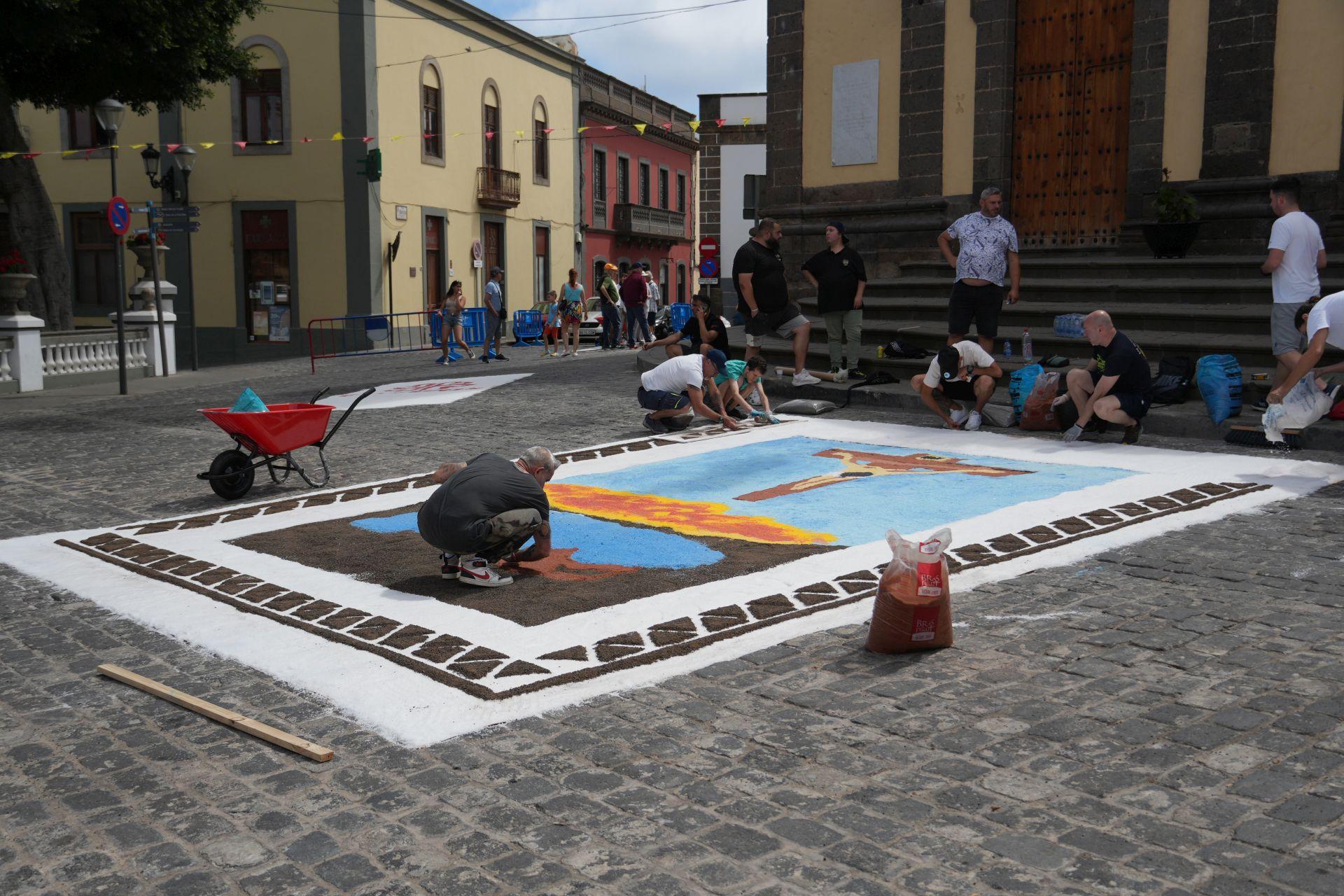 Elaboración de alfombras del Corpus Christi en Guía