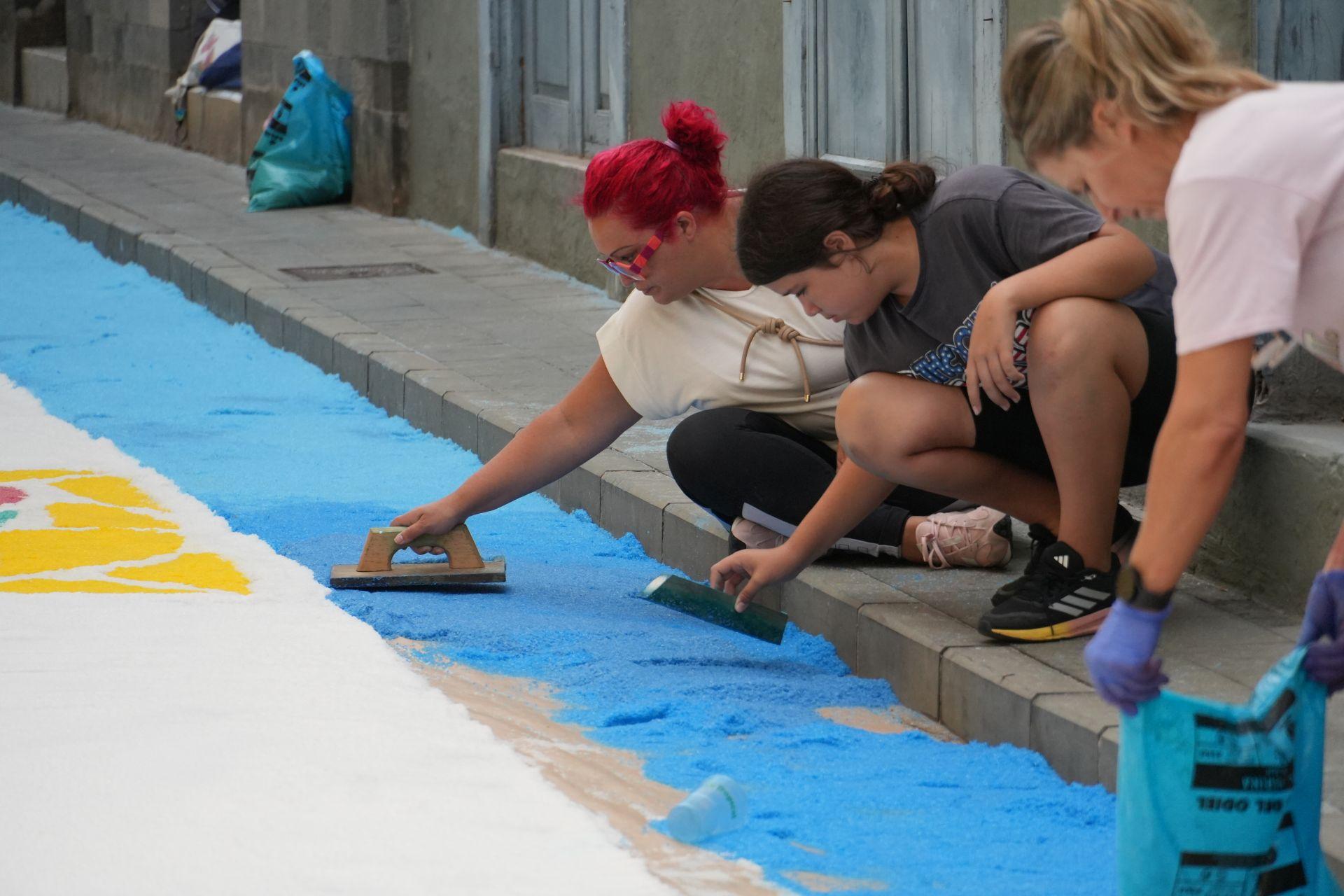Elaboración de alfombras del Corpus Christi en Guía
