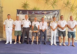 Foto de la entrega de trofeos a la conclusión de la prueba náutica.