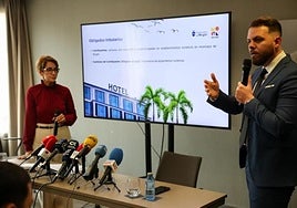 La alcaldesa, Onalia Bueno, y Álamo, cuando presentaron la tasa.