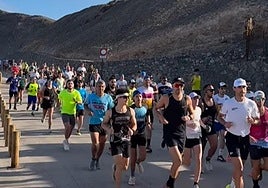 Decenas de corredores locales corren por la Isleta, El Confital y Las Coloradas para participar en el reto 50-50-50 de 'Pitufollow'.
