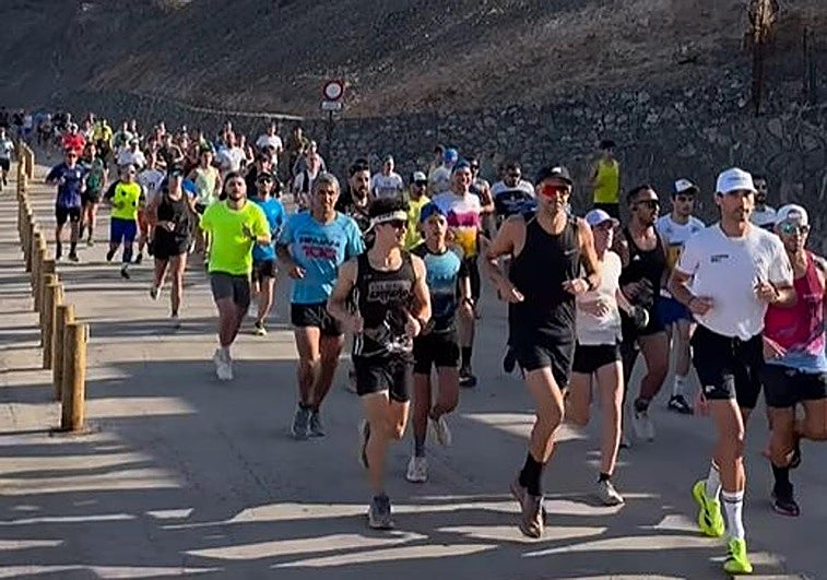 Decenas de corredores locales corren por la Isleta, El Confital y Las Coloradas para participar en el reto 50-50-50 de 'Pitufollow'.
