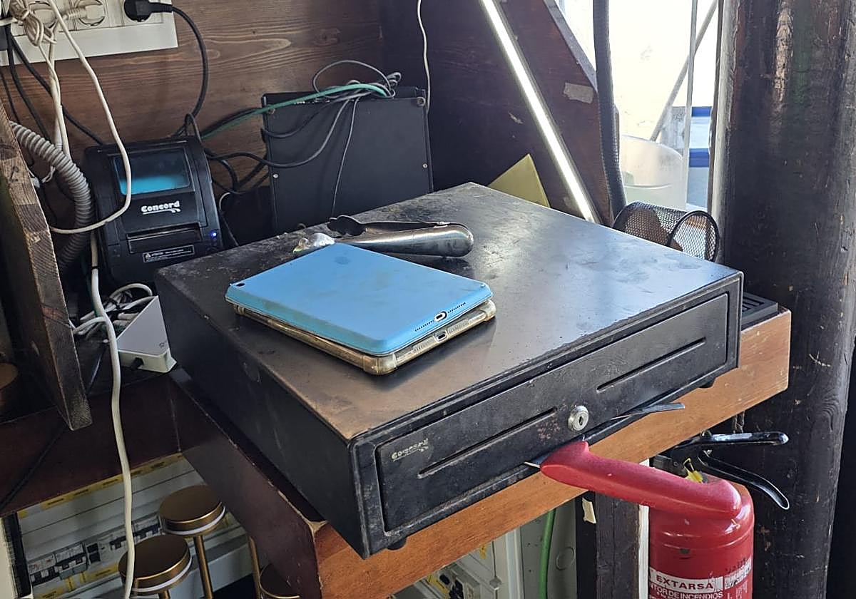 Caja registradora que intentó forzar el detenido en el primer establecimiento.