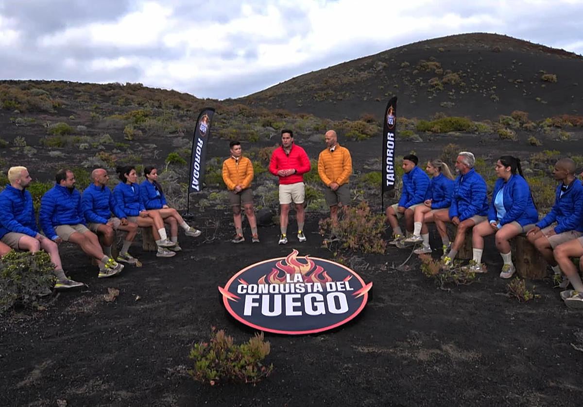José Croissier junto a los concursante de La Conquista del Fuego.