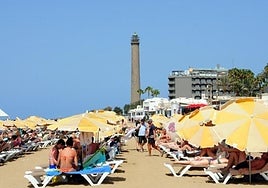 Hamacas en la playa de Maspalomas.