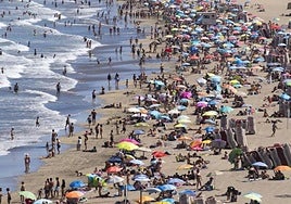 Imagen de archivo de turistas en Playa del Inglés, en Gran Canaria.
