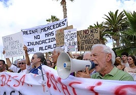 Un instante de la protesta frente al Auditorio Alfredo Kraus de este lunes.