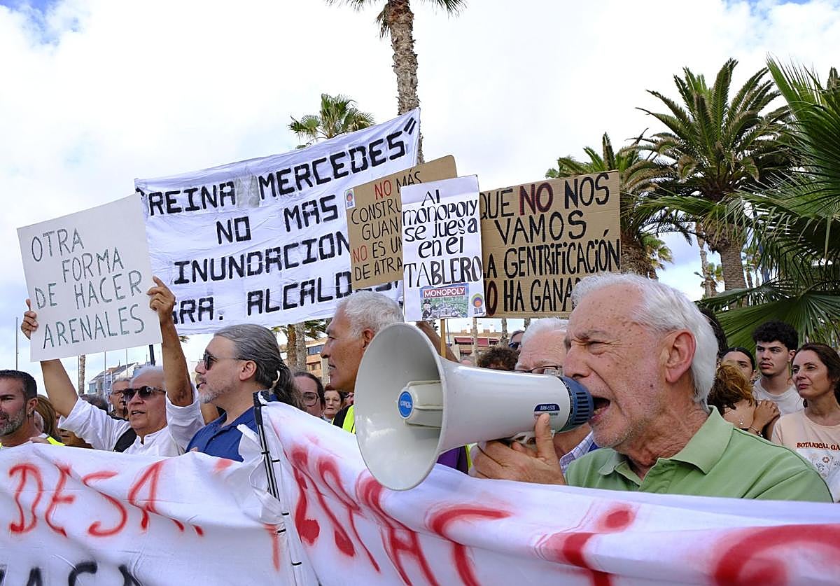 Un instante de la protesta frente al Auditorio Alfredo Kraus de este lunes.