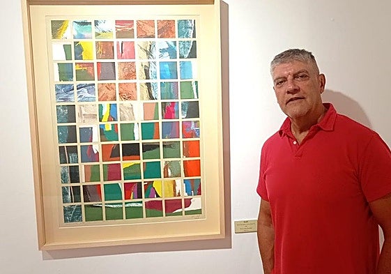 Pedro Raidel junto a una de sus obras en la exposición de Agüimes.
