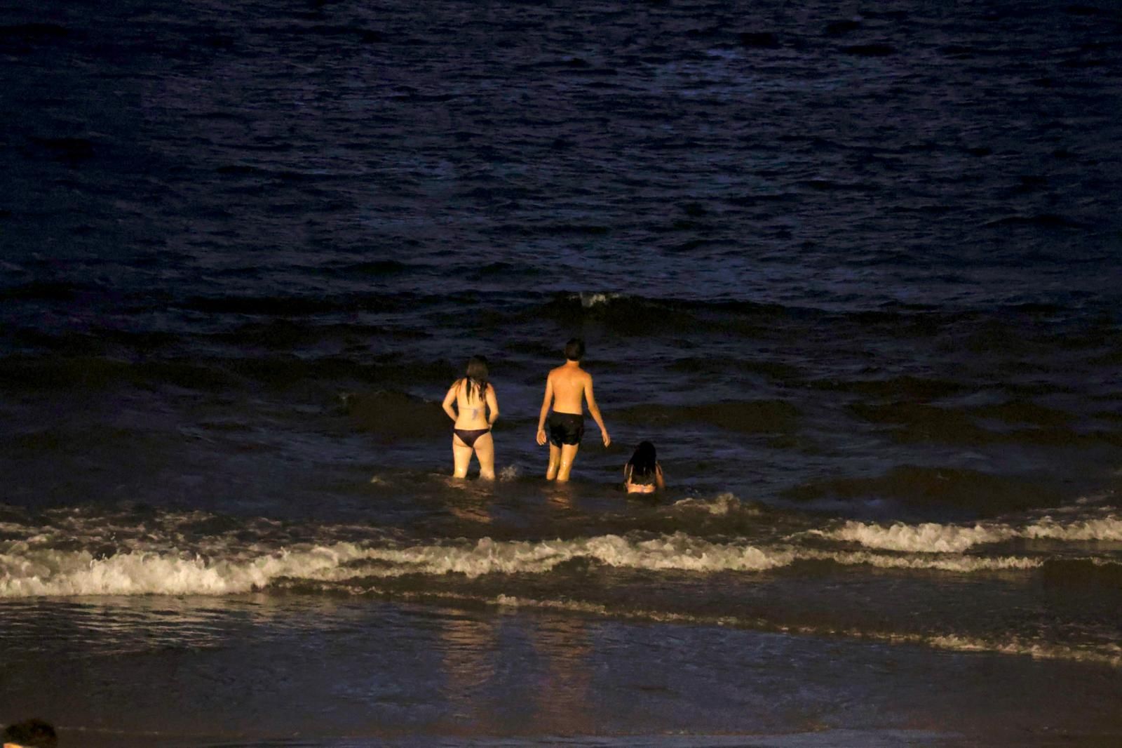 San Juan alumbra la playa de Las Canteras