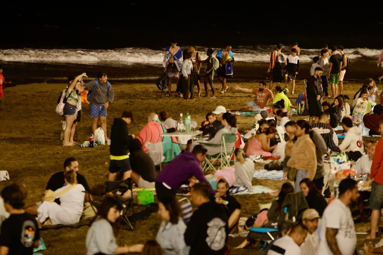 San Juan alumbra la playa de Las Canteras