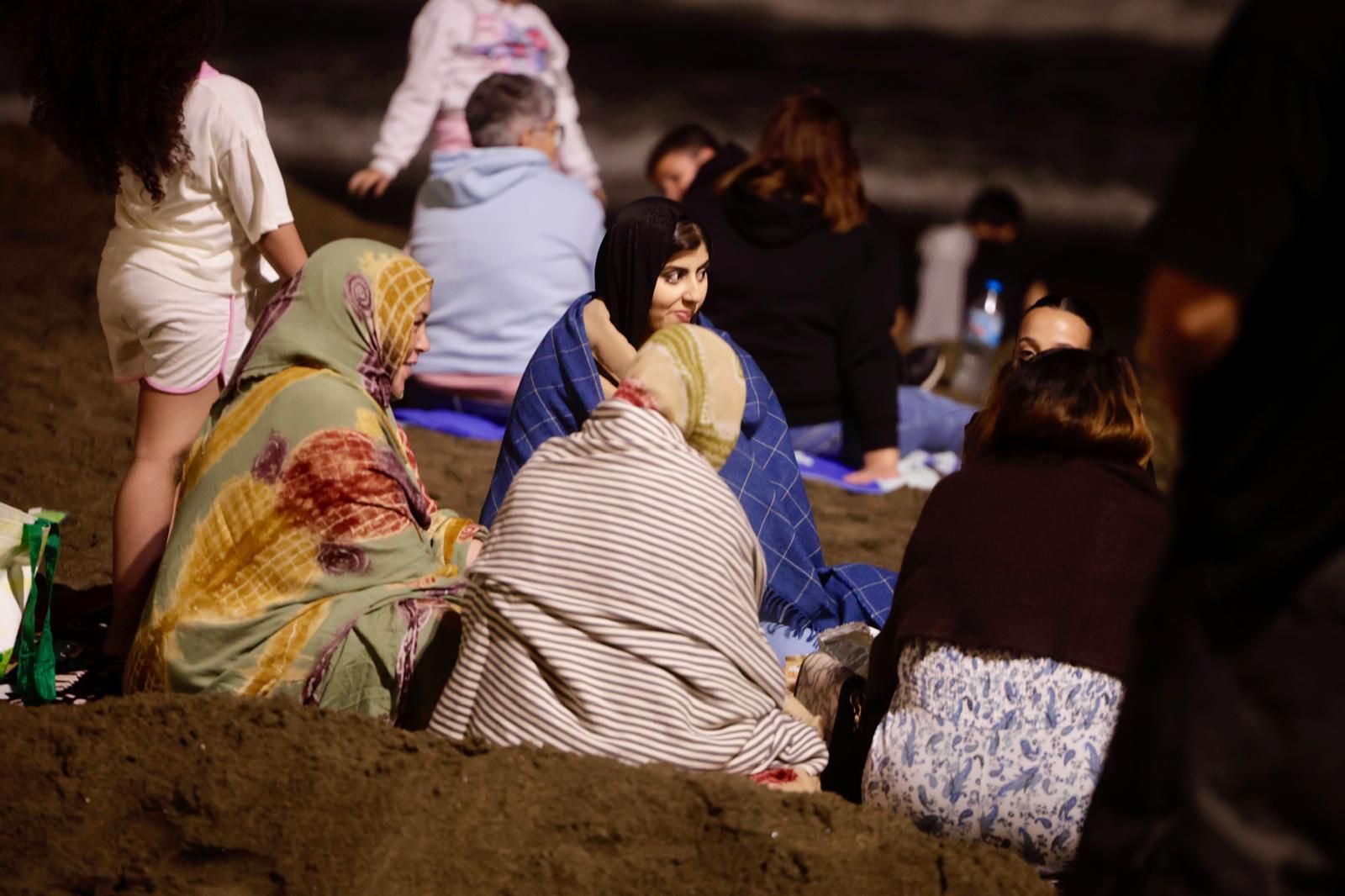 San Juan alumbra la playa de Las Canteras