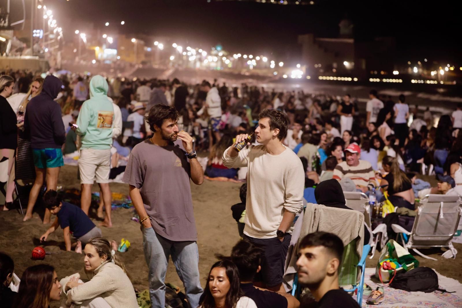 San Juan alumbra la playa de Las Canteras