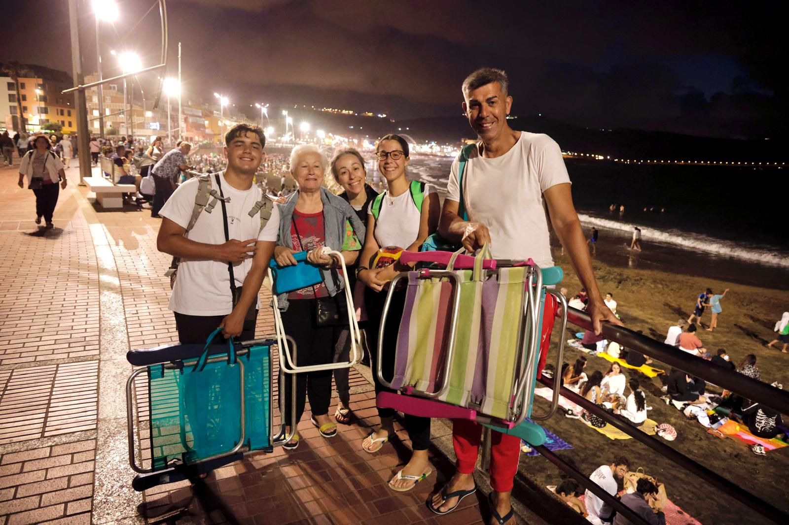 San Juan alumbra la playa de Las Canteras