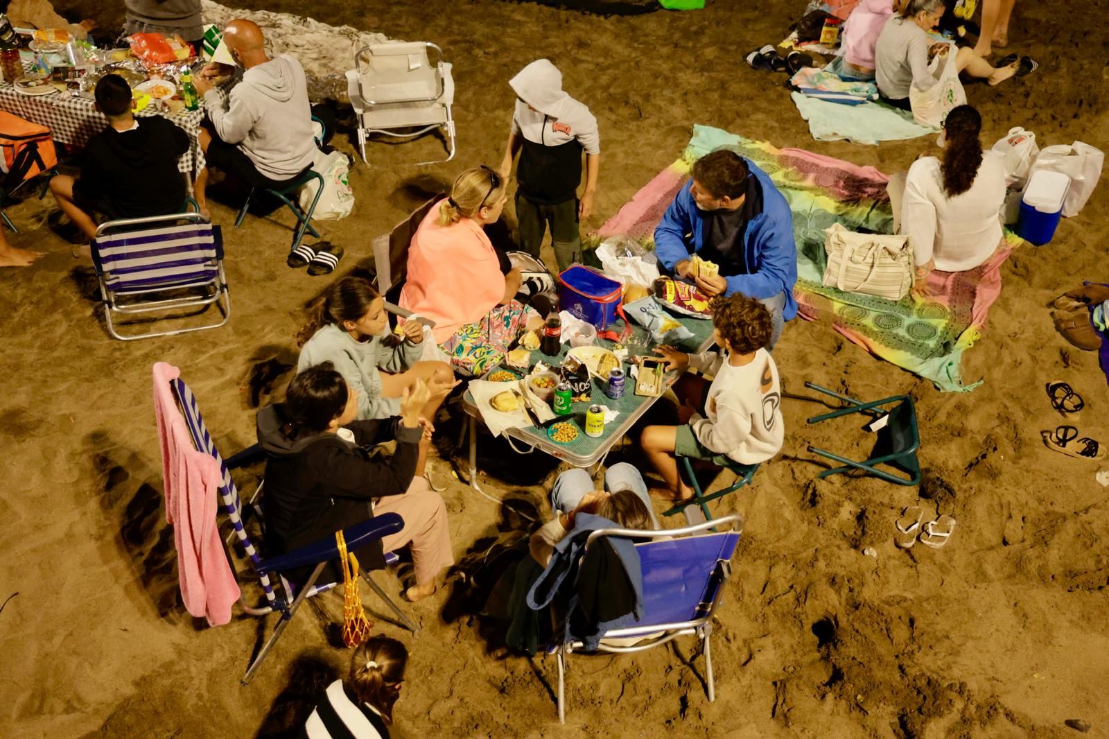San Juan alumbra la playa de Las Canteras