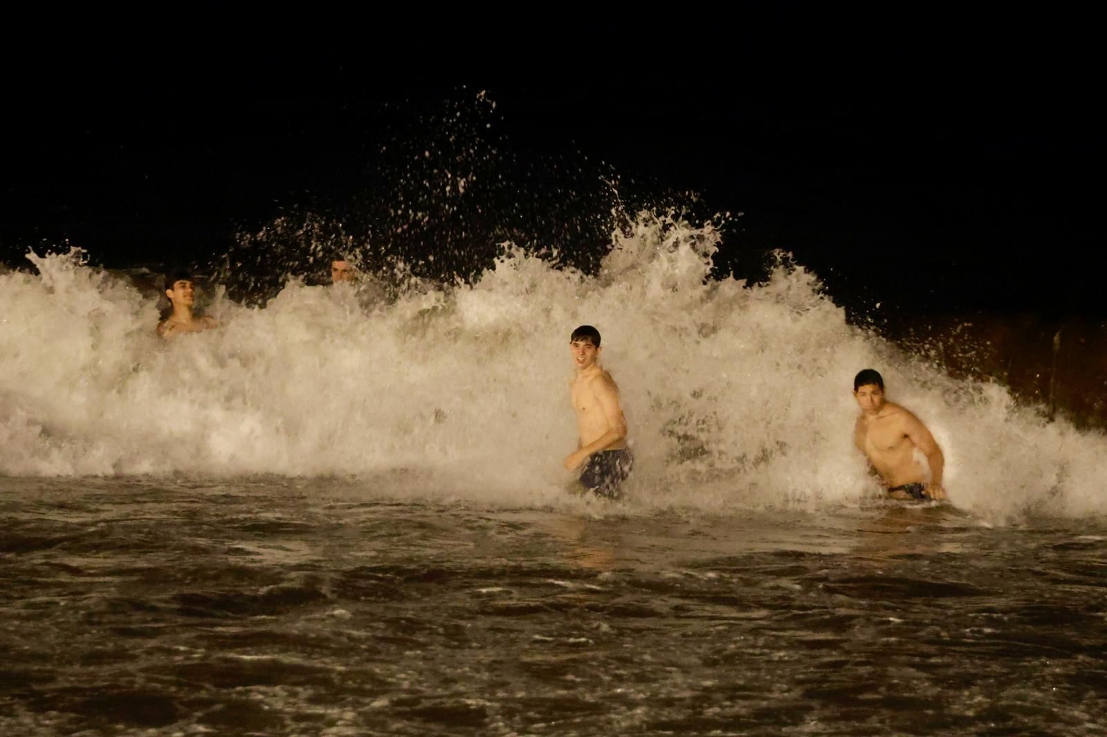 San Juan alumbra la playa de Las Canteras