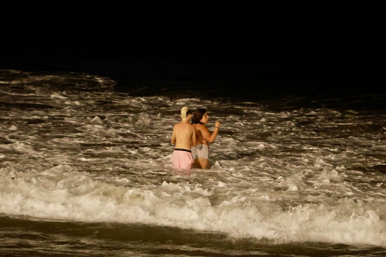 San Juan alumbra la playa de Las Canteras