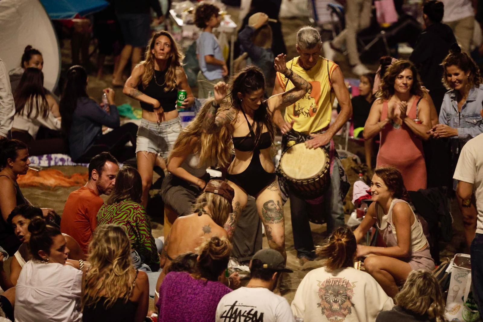San Juan alumbra la playa de Las Canteras