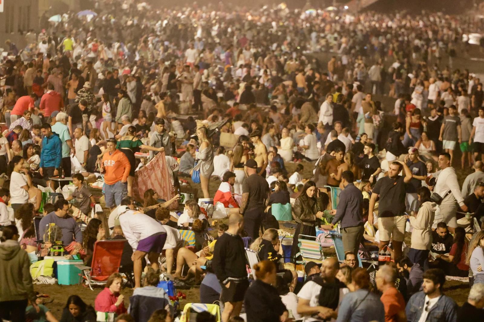 San Juan alumbra la playa de Las Canteras