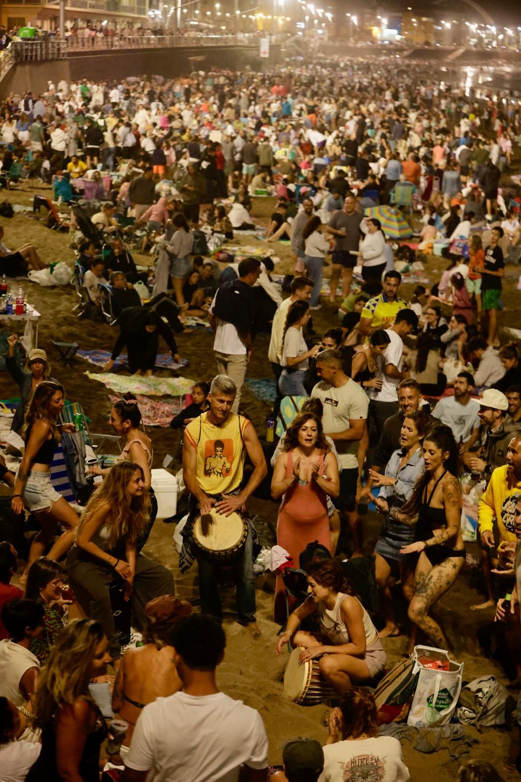 San Juan alumbra la playa de Las Canteras