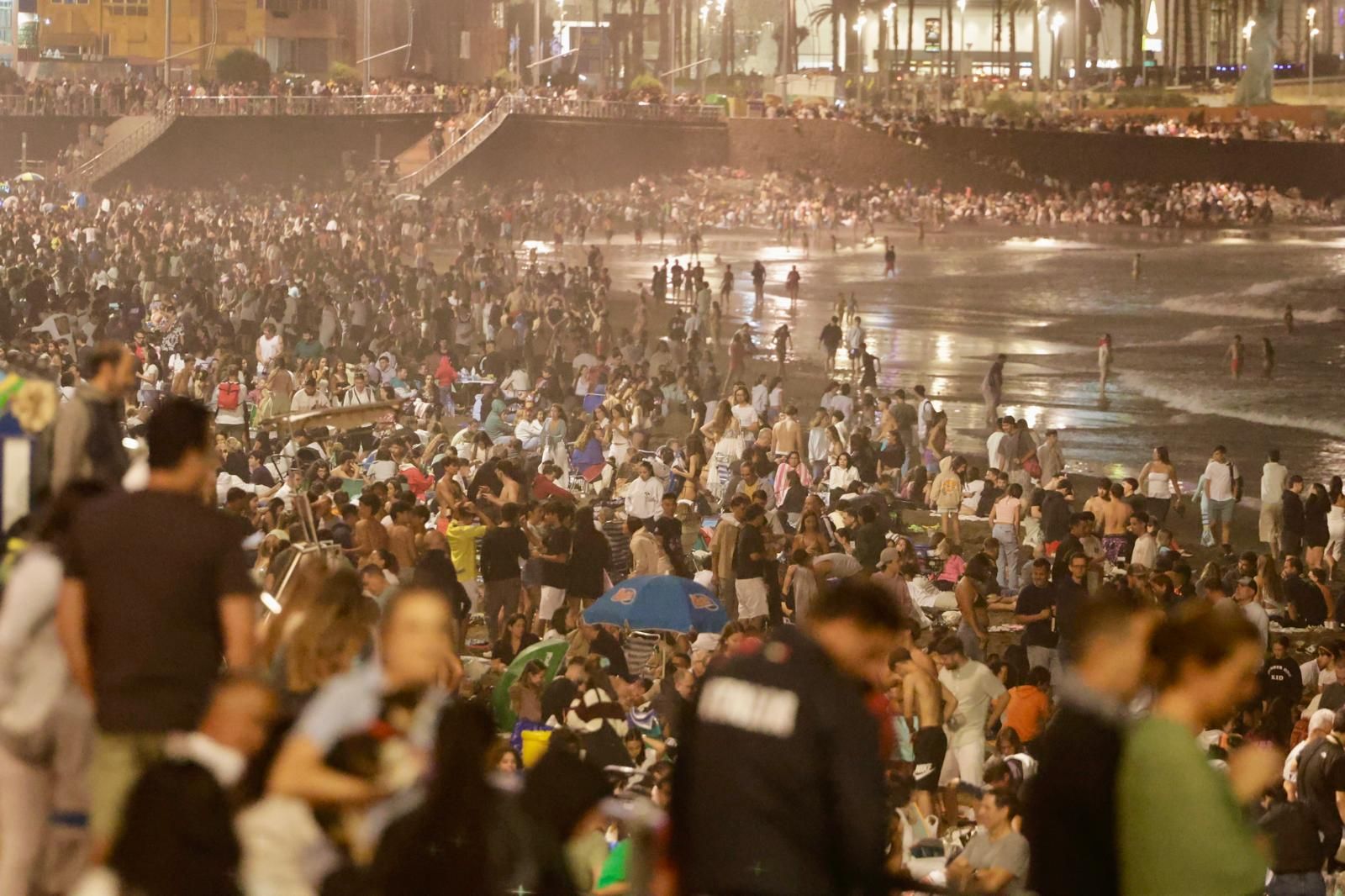 San Juan alumbra la playa de Las Canteras