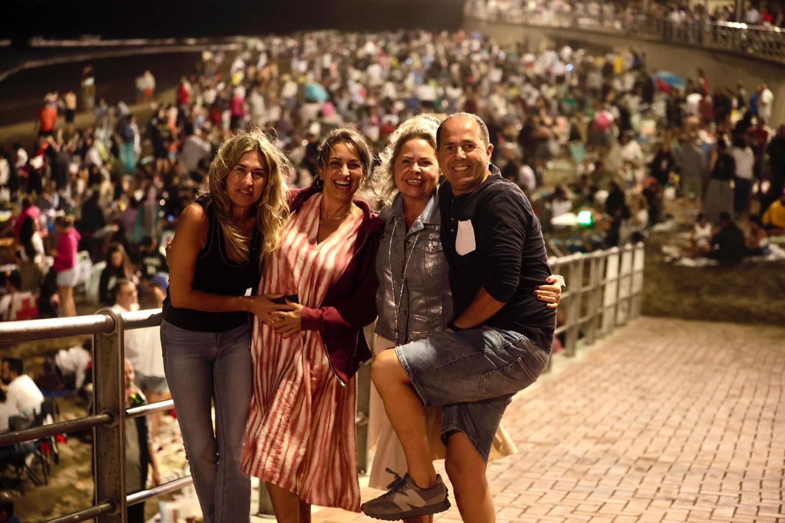 San Juan alumbra la playa de Las Canteras