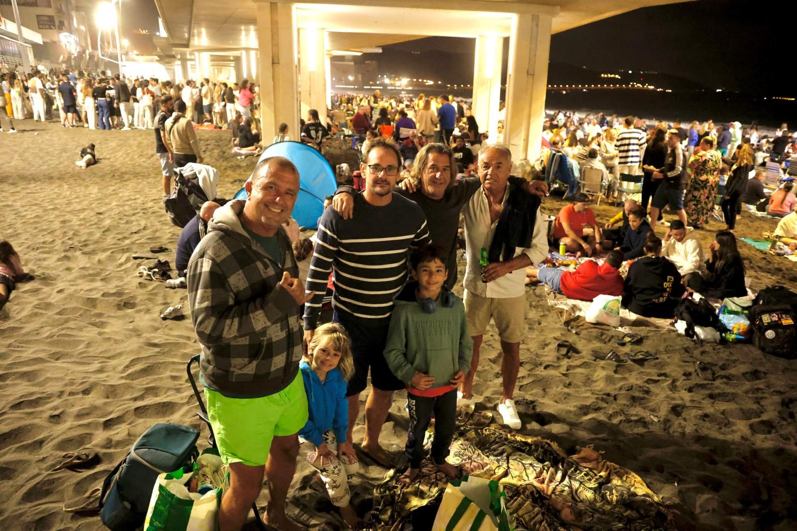 San Juan alumbra la playa de Las Canteras