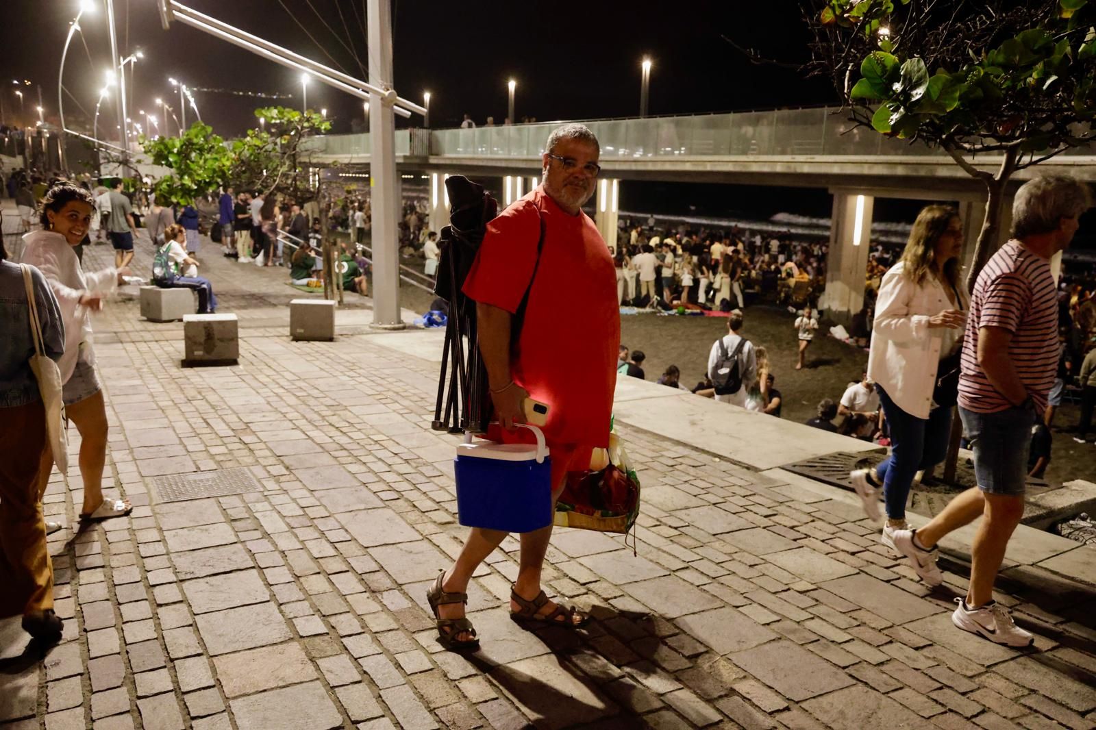 San Juan alumbra la playa de Las Canteras
