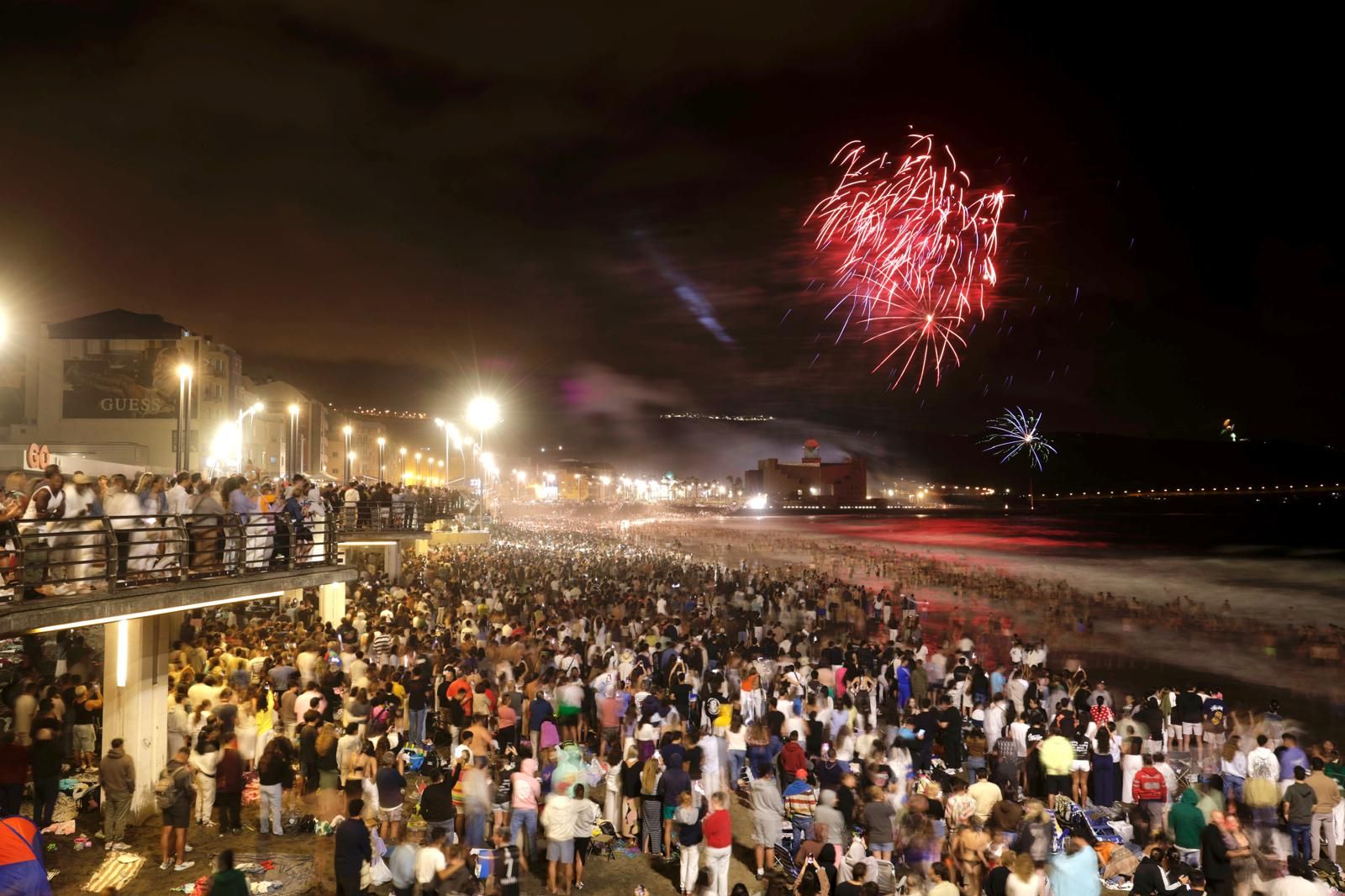 San Juan alumbra la playa de Las Canteras