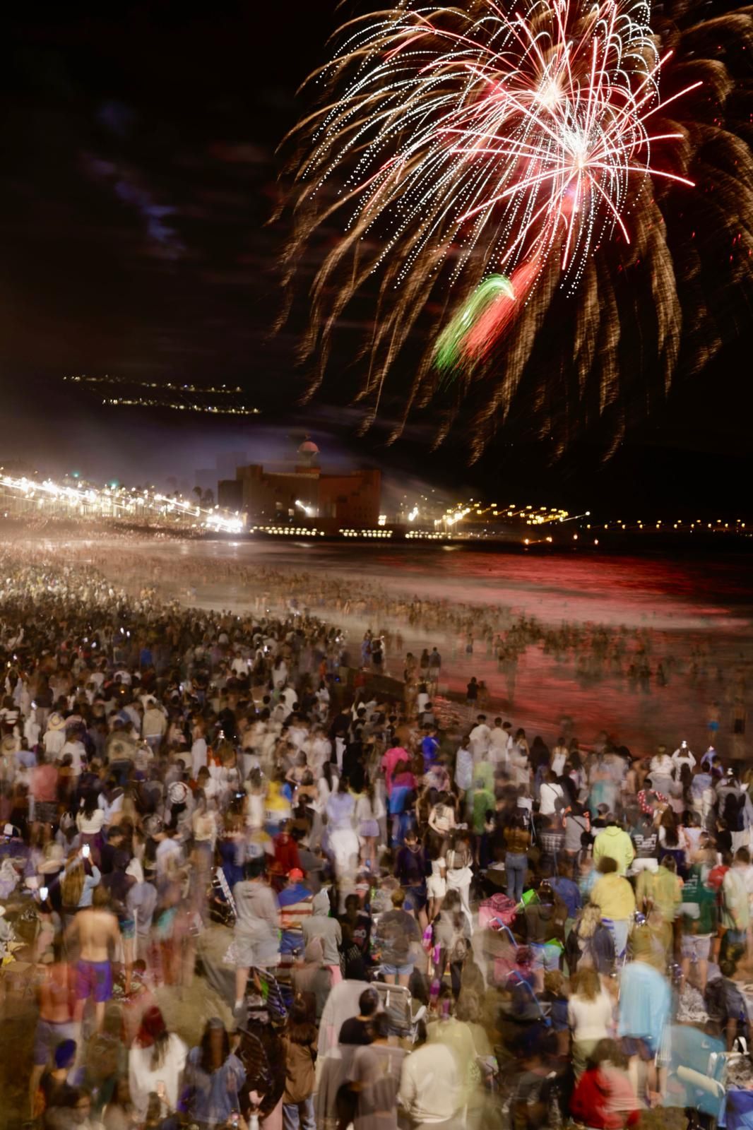 San Juan alumbra la playa de Las Canteras