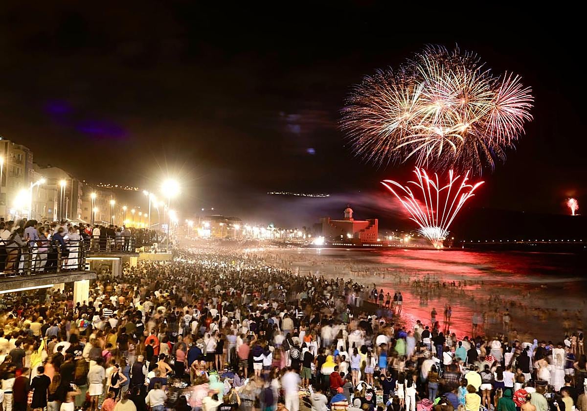 San Juan alumbra la playa de Las Canteras