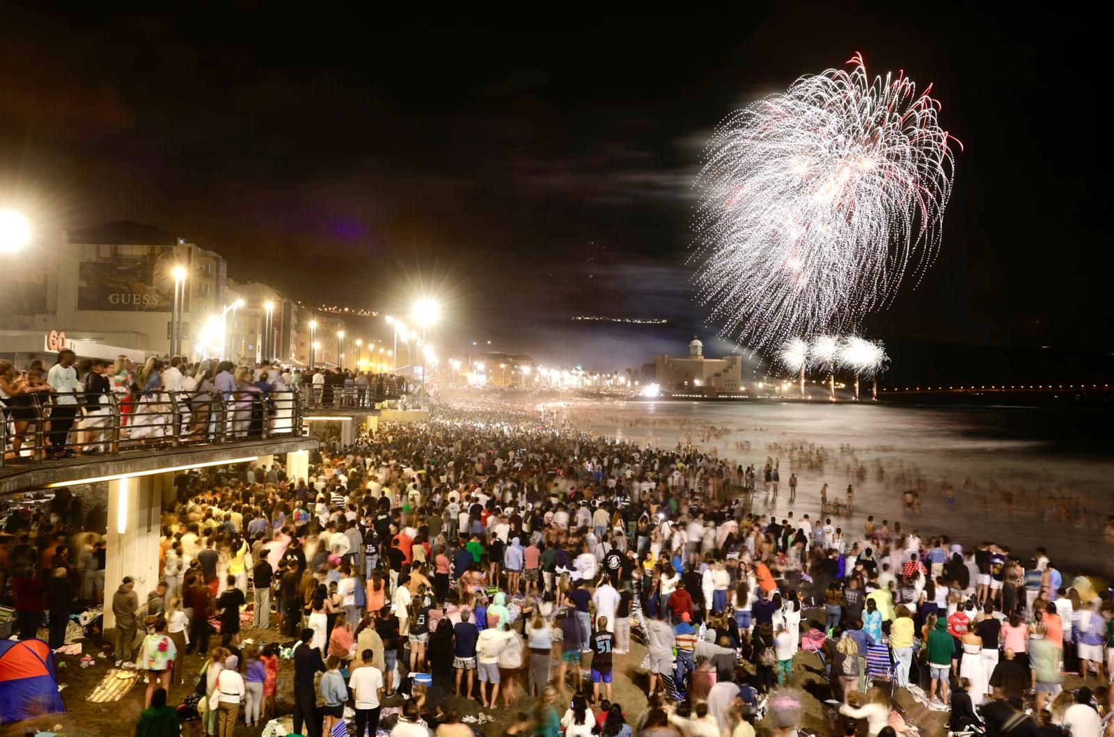 San Juan alumbra la playa de Las Canteras