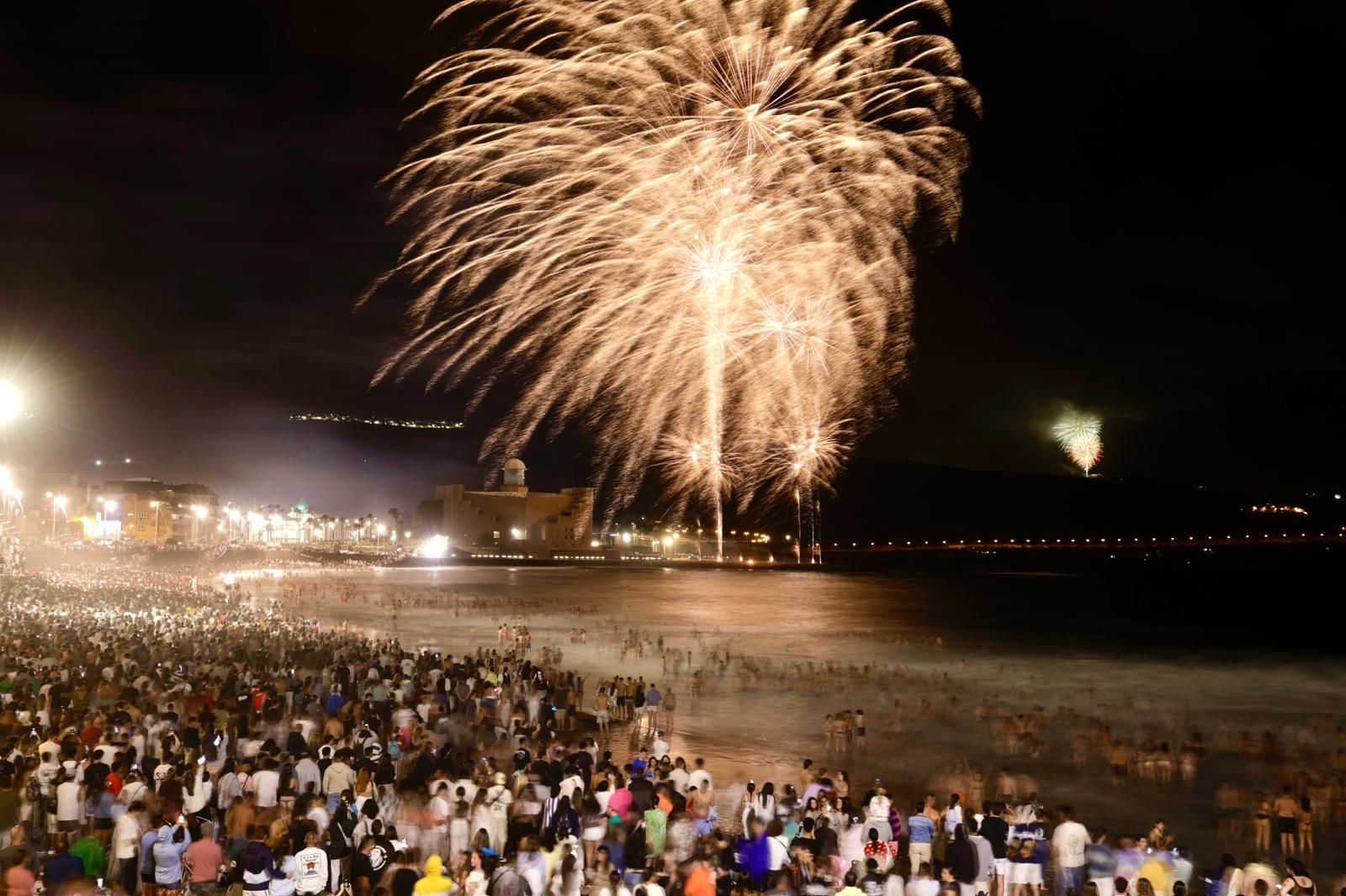 San Juan alumbra la playa de Las Canteras