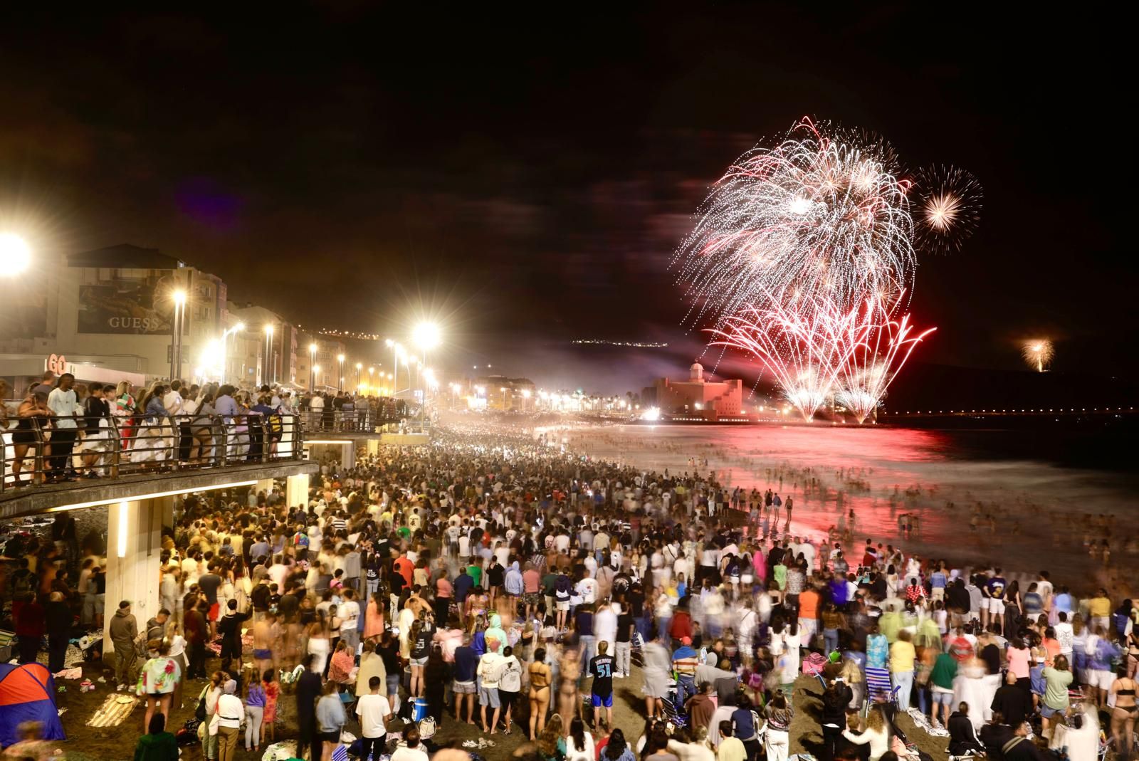 San Juan alumbra la playa de Las Canteras