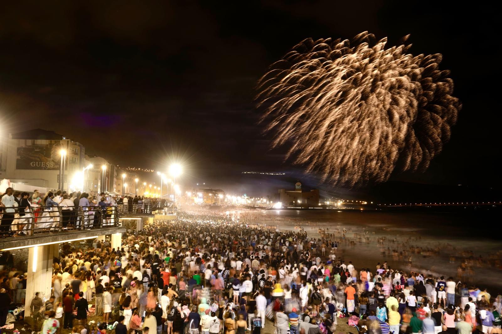 San Juan alumbra la playa de Las Canteras