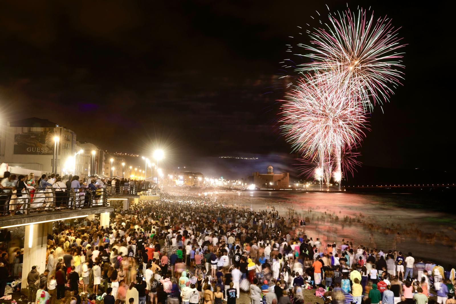San Juan alumbra la playa de Las Canteras
