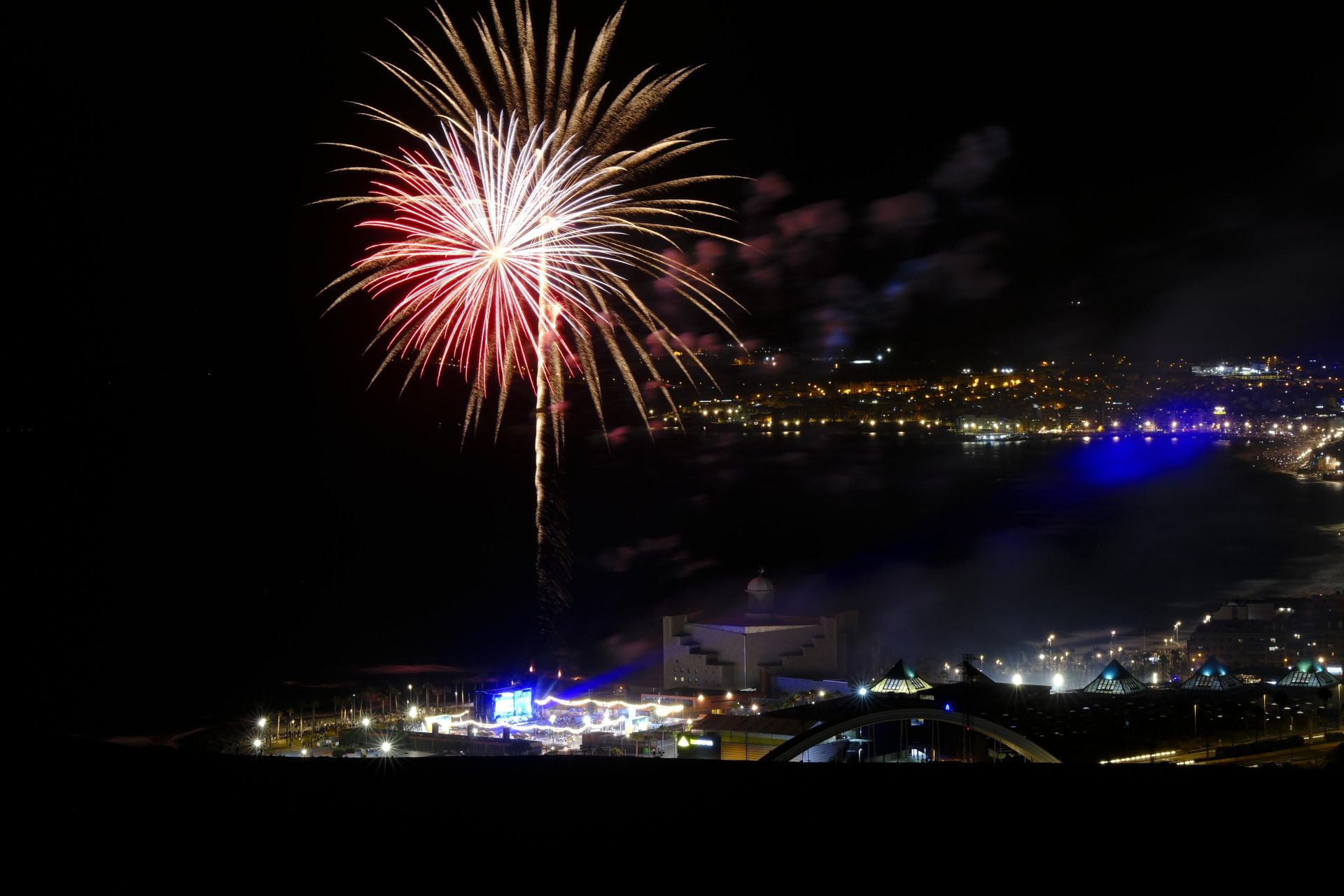 San Juan alumbra la playa de Las Canteras
