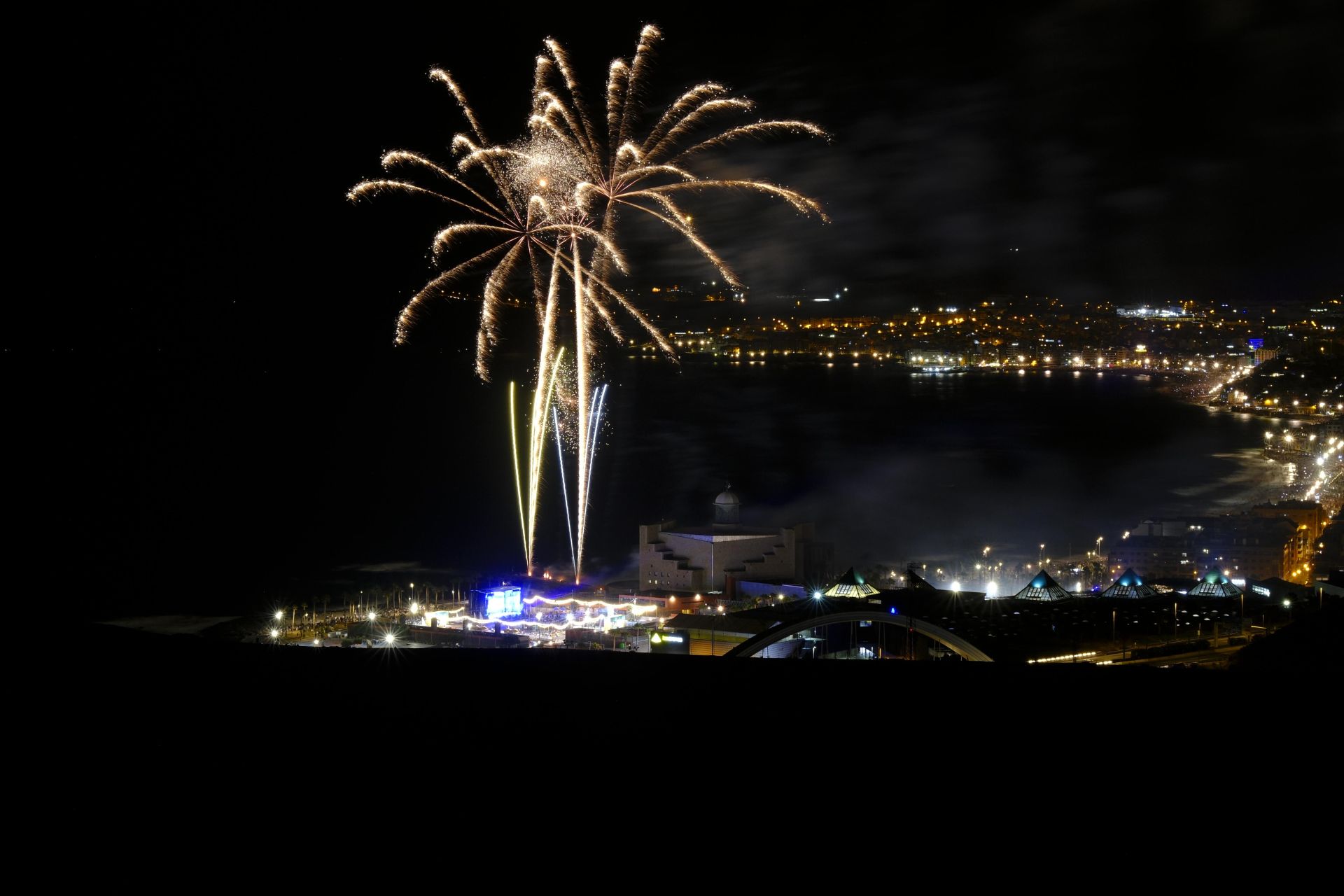 San Juan alumbra la playa de Las Canteras