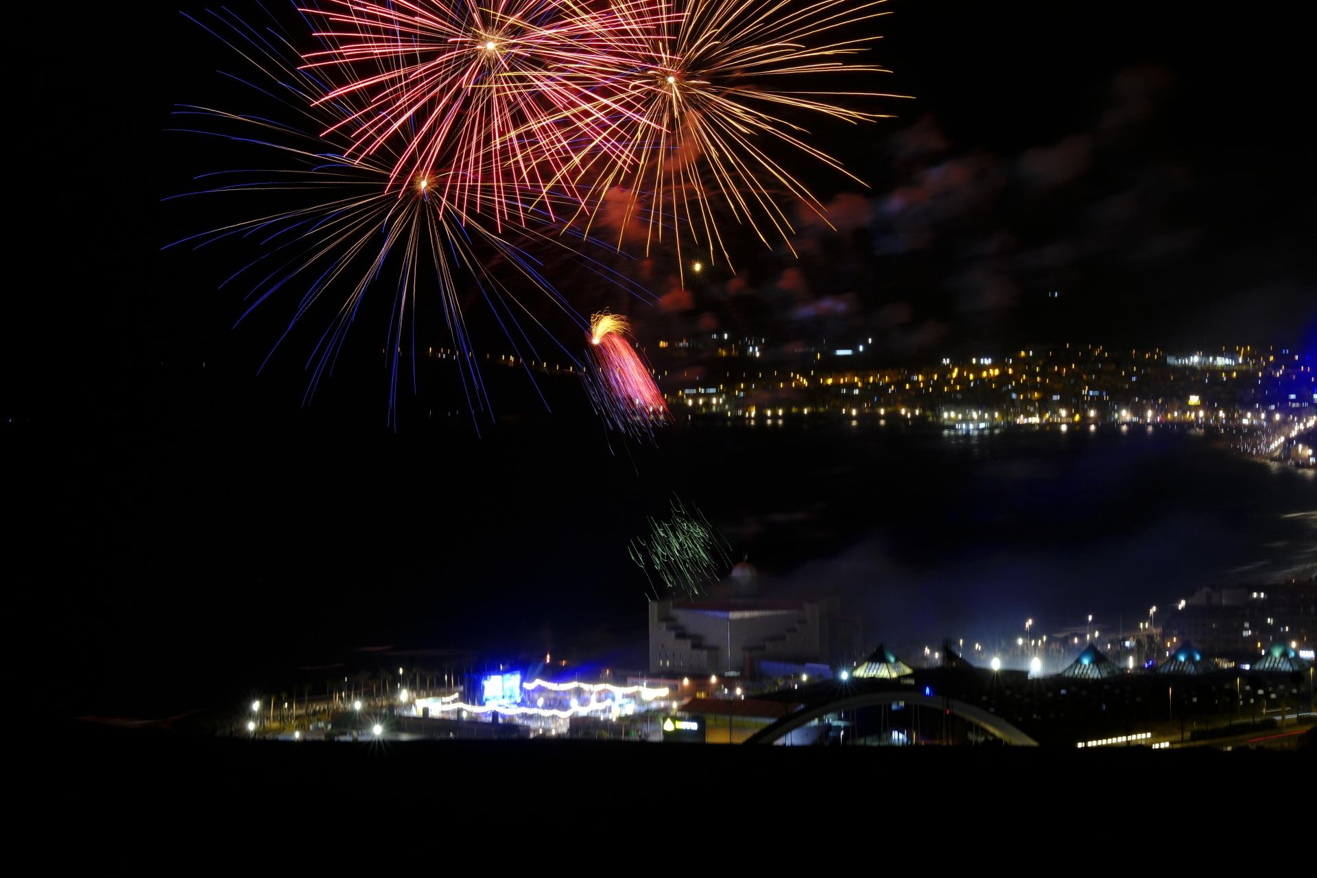 San Juan alumbra la playa de Las Canteras