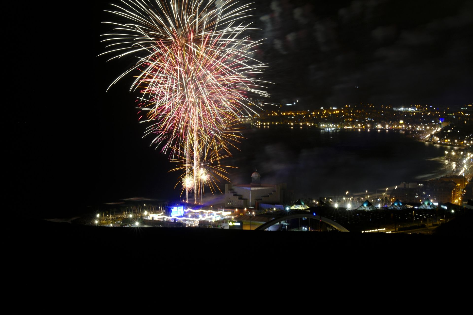 San Juan alumbra la playa de Las Canteras
